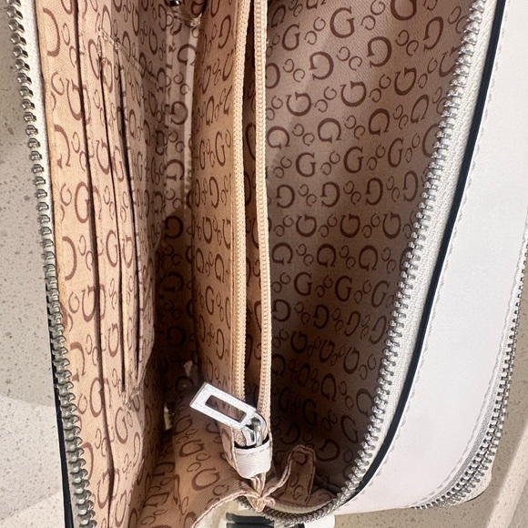 GUESS white crossbody camera purse - Picture 7 of 9
